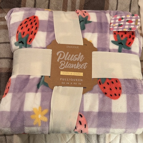 NEW!! Strawberry super soft queen size blanket! Viral! BN with tags - Picture 4 of 6